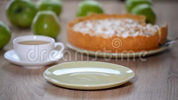 在盘子里放一块苹果蛋糕和奶油蛋糕视频的预览图