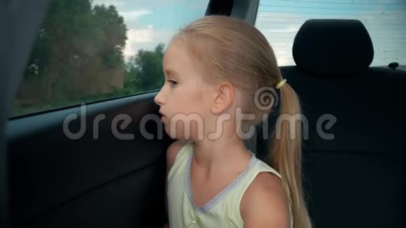 小女孩无聊的在车里看着窗外视频的预览图