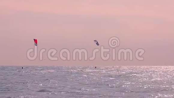 两个人在海上从事风筝冲浪极限休息积极娱乐海上休息视频的预览图