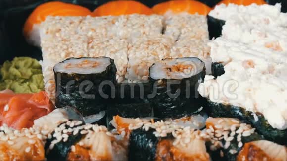 相机放大许多不同的尼吉里甘肯木寿司与鳗鱼鲑鱼费城奶酪黄瓜近距离观看视频的预览图