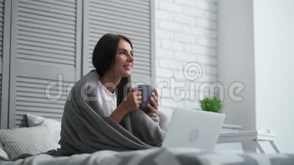 一位受人欢迎的年轻女士享受着她的早晨咖啡视频的预览图