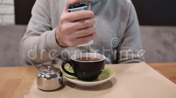 一个体重超标的人把甜味剂放进茶里这是糖尿病的后果慢动作视频的预览图