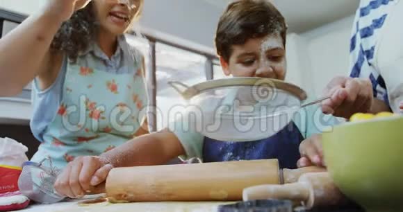 母亲儿子和奶奶在厨房准备饼干视频的预览图
