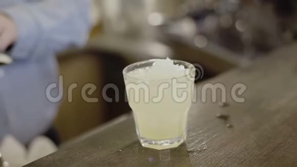 在酒吧里用冰块做石灰鸡尾酒视频的预览图