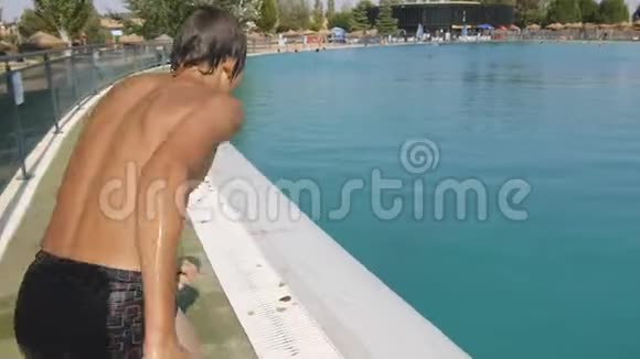 青少年跳进游泳池视频的预览图