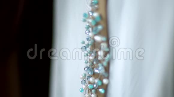 用金属丝和水晶手工制作的婚礼装饰视频的预览图