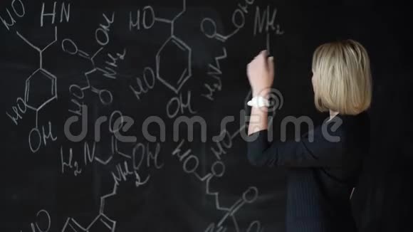 漂亮的女学生看着化学式挠了挠头想着解决办法视频的预览图