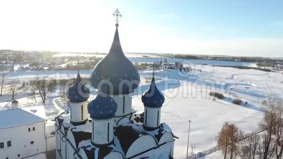 鸟瞰交易行和苏兹达尔市教堂冬天很多雪视频的预览图