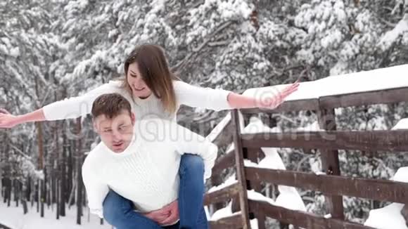 寒假期间在雪林外的寒假里一对有趣的夫妇在一起玩耍视频的预览图