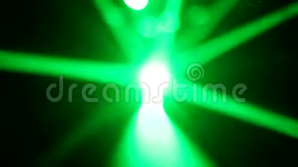 夜总会里的绿红激光黑暗背景下的激光束俱乐部气氛视频的预览图