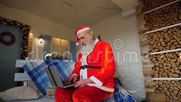 仁慈的圣诞老人在笔记本电脑上工作视频的预览图