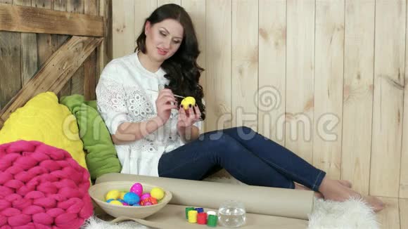 节日手工制作微笑的女孩装饰复活节彩蛋柳条板充满彩色彩蛋视频的预览图