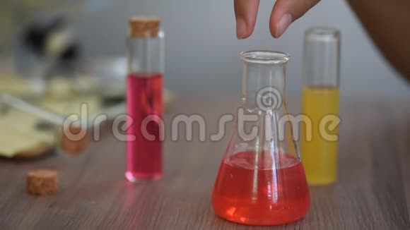 化学科学和博士概念视频的预览图