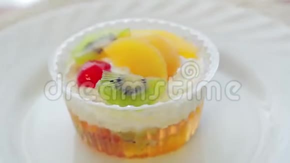 水果蛋糕在白色盘子上旋转成一个圆圈视频的预览图