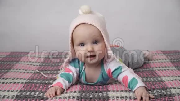 可爱的戴着粉红色帽子的女婴视频的预览图
