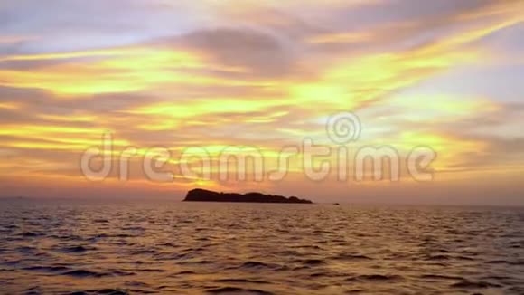 黄云背景下的小岛在日落时挥手美丽的游泳船在越南日落视频的预览图