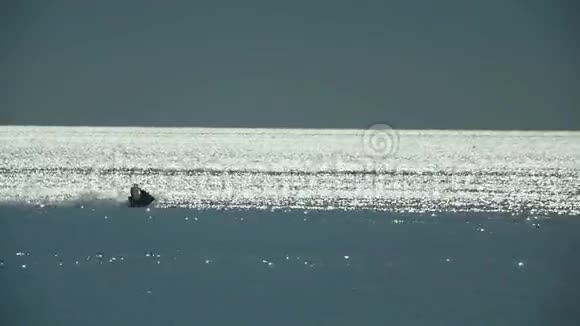 一对夫妇在海上的喷气式滑雪板上视频的预览图