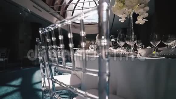 接待在餐厅庆祝用白花和美味食物装饰的白色大圆桌视频的预览图