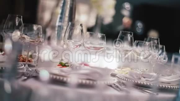 接待在餐厅庆祝用白花和美味食物装饰的白色大圆桌视频的预览图