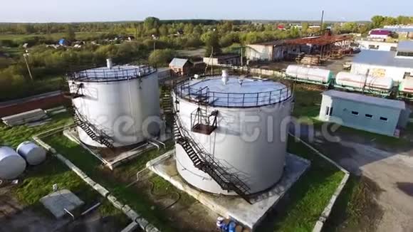 工厂区的大型水泥燃料库股票孤立工业区的大型圆柱形燃料箱视频的预览图