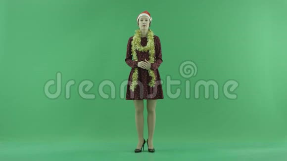 一位年轻的圣诞女士正在绿色屏幕上观看者一侧的大触摸屏上寻找东西视频的预览图