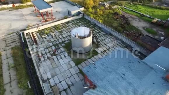 工厂区的大型水泥燃料库股票孤立工业区的大型圆柱形燃料箱视频的预览图