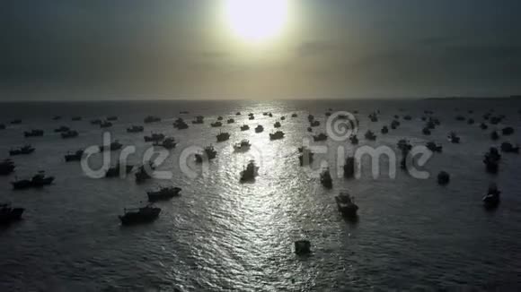 夕阳下海湾渔船剪影视频的预览图