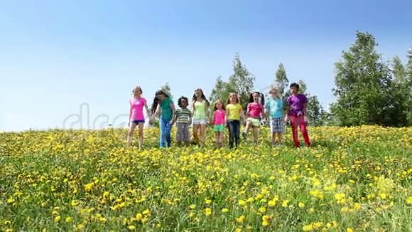 快乐的孩子们一起奔跑在蒲公英的田野上视频的预览图