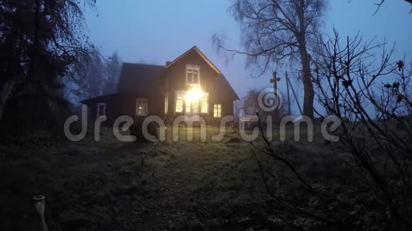 晨雾中的古老乡村木屋时光流逝视频的预览图