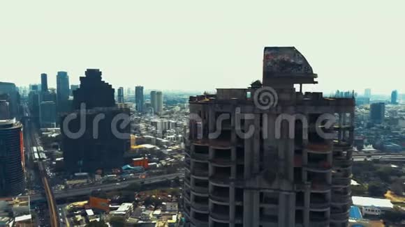 曼谷市区的鸟瞰图曼谷有摩天大楼和河流视频的预览图