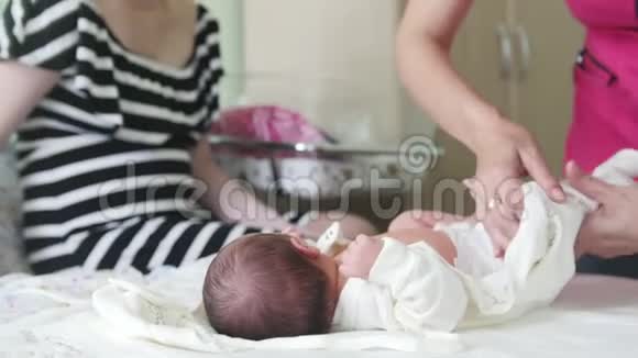 新生儿母亲和护士抱着婴儿视频的预览图