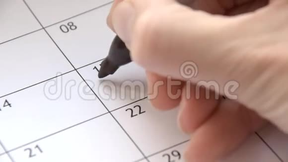 用黑色记号笔在日历上书写新的开始视频的预览图