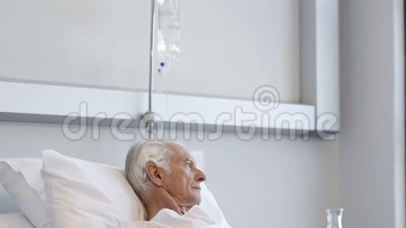 老幸福的病人躺在床上视频的预览图
