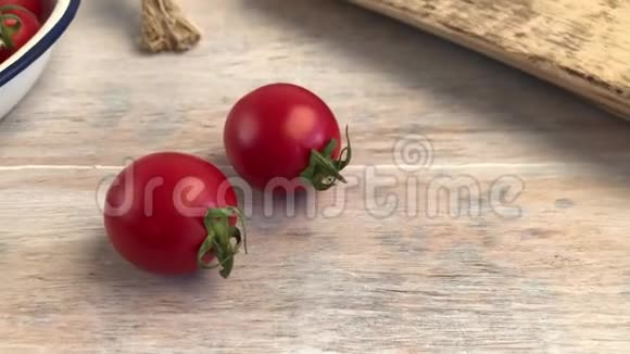 木制砧板上成熟的红樱桃西红柿视频的预览图
