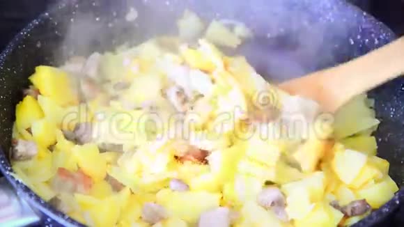 土豆加肉炒锅视频的预览图