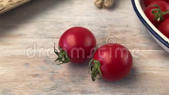 木制砧板上成熟的红樱桃西红柿视频的预览图