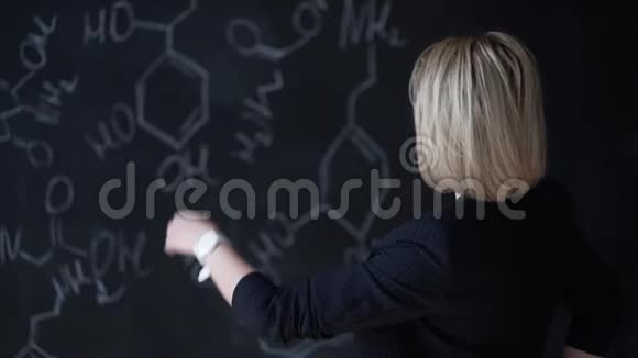漂亮的女学生看着化学式挠了挠头想着解决办法视频的预览图