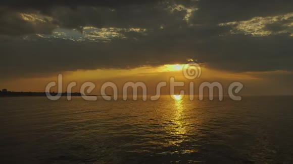 太阳照射在海面上视频的预览图