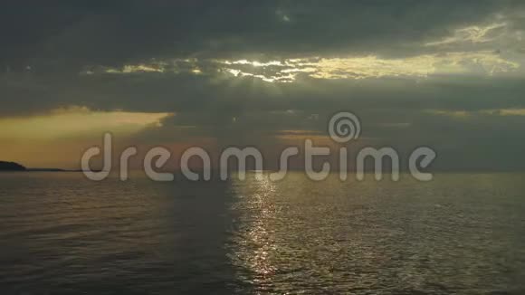 太阳照射在海面上视频的预览图