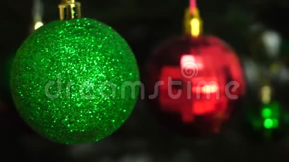 圣诞树上漂亮的五彩玩具视频的预览图
