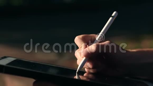 派克用手写笔在平板电脑上画一幅画视频的预览图
