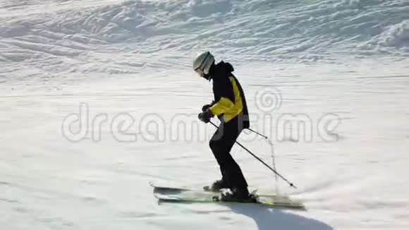 年轻的成人休闲滑雪者在寒冷的冬天享受田园诗般的完美天气在精心设计的滑雪道上滑雪视频的预览图