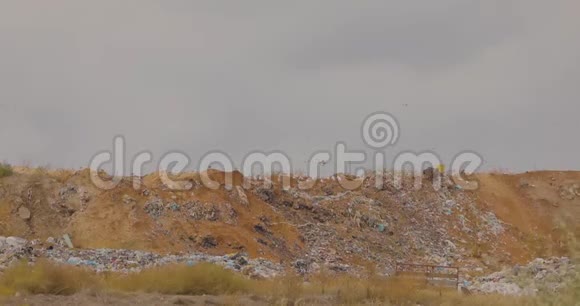 垃圾填埋对自然的污染垃圾填埋场上空的海鸥视频的预览图