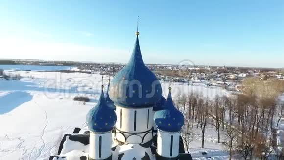 鸟瞰交易行和苏兹达尔市教堂冬天很多雪视频的预览图