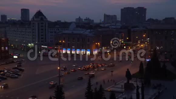 十字路口的交通汽车在路上行驶晚上拍摄市区时间流逝视频的预览图