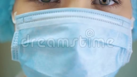 外科口罩护士的眼睛视频的预览图