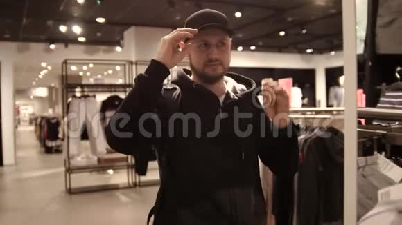 年轻人在商场或服装店挑选帽子购物时尚风格视频的预览图