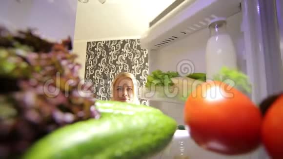 从冰箱里拿食物的女人视频的预览图
