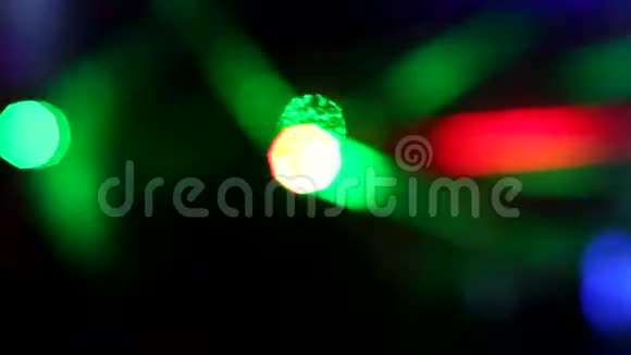 夜总会里的绿红激光黑暗背景下的激光束俱乐部气氛视频的预览图