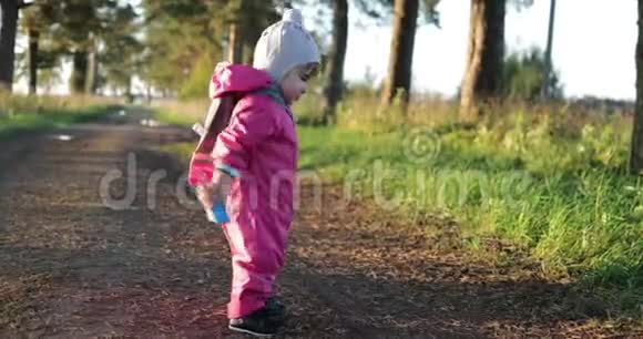 公园里的小宝宝挥舞着手机视频的预览图